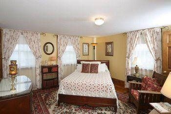 The Tuck Inn0