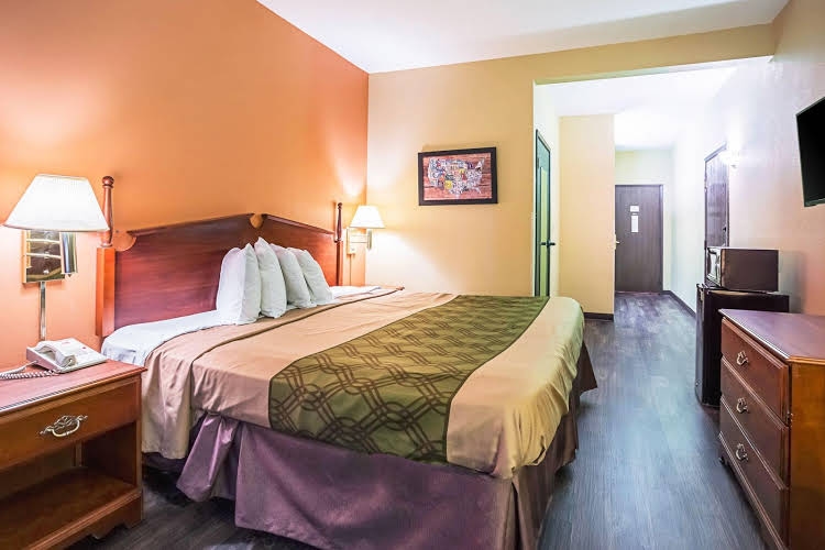 Econo Lodge Inn and Suites0