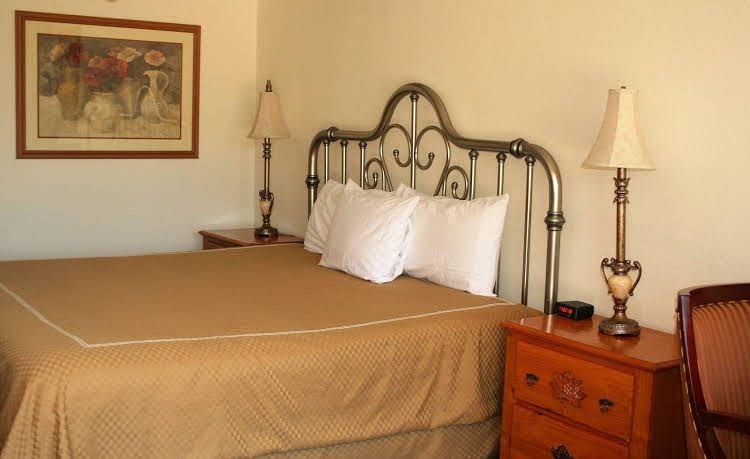 Statue Road Inn0