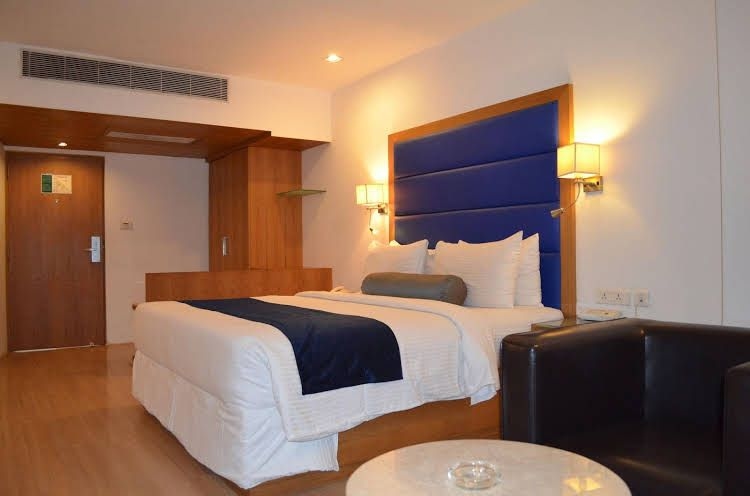 The Peerless Inn0