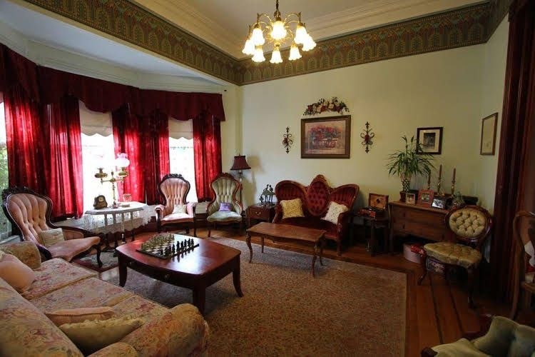 Powers Mansion Inn0