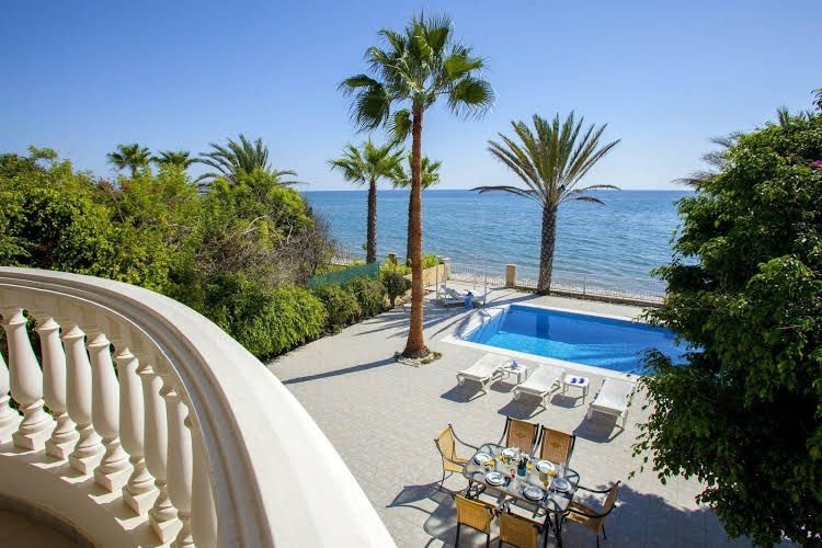 Sunset Beachfront Villa Meneou0