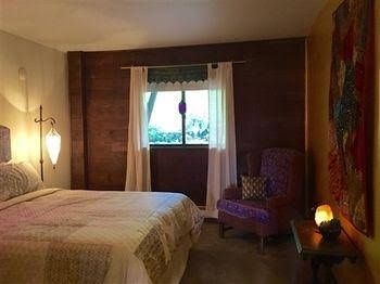 Lotus Mountain Retreat0