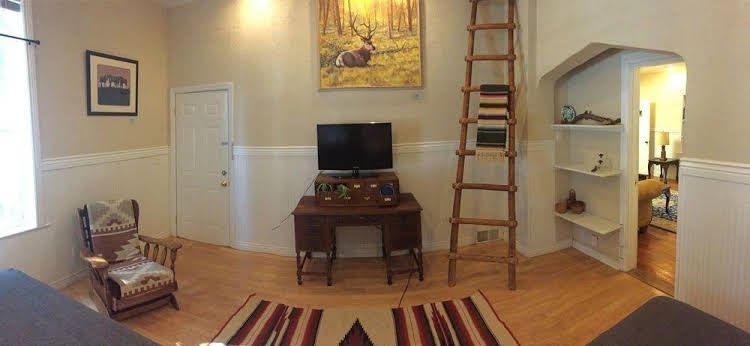 Monroe Inn0