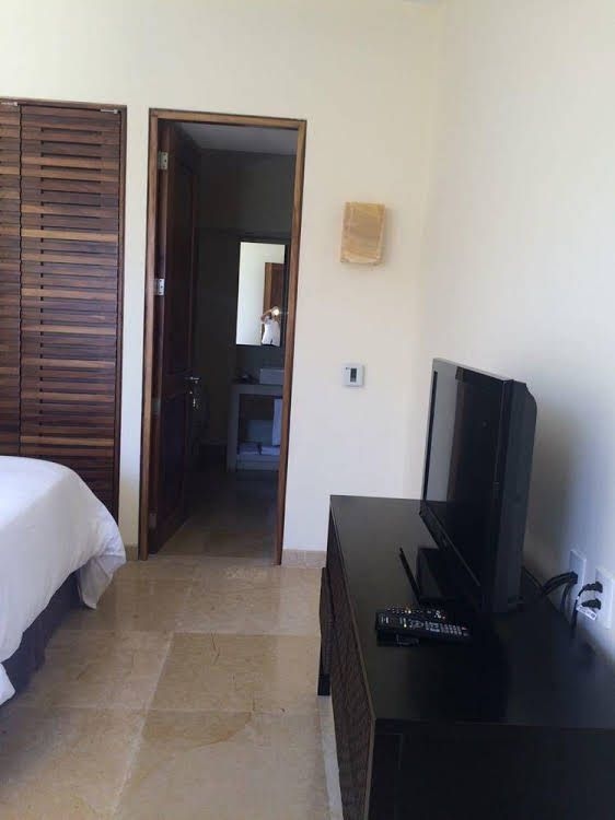 Los Veneros Beachfront Residences0