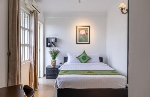 Charming Riverside Hotel0