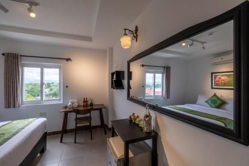 Charming Riverside Hotel4
