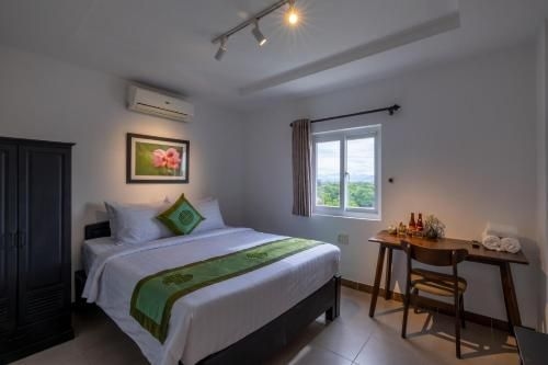 Charming Riverside Hotel3