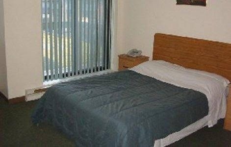 Riverside Inn0