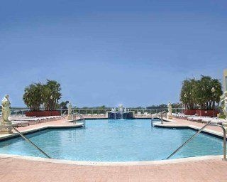 Modern 2 Bedroom Condo Near Beach3