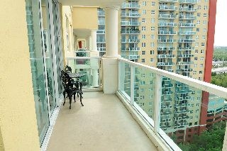 Modern 2 Bedroom Condo Near Beach4