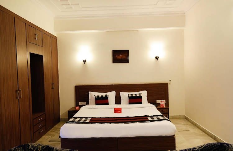 OYO Rooms Raja Park LBS College0