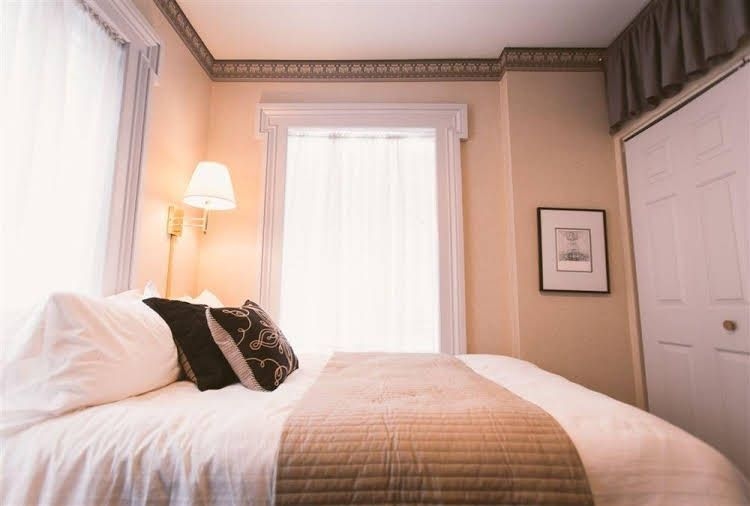 The Mount Vernon Inn0