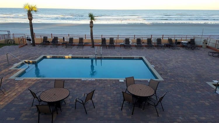 Beach House Inn0