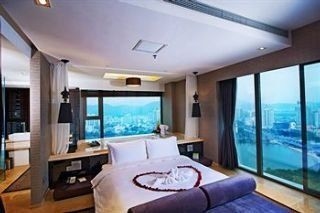 Le Parker International0