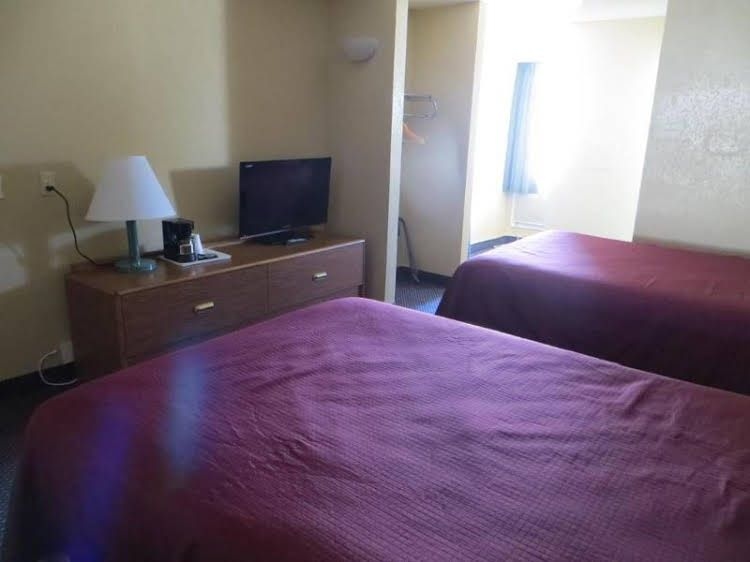 Econo Lodge Inn and Suites Downtown0