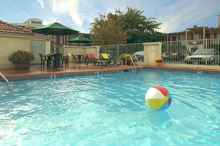 University Inn0