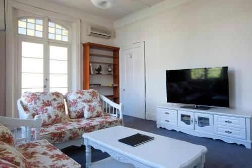 Lowena Cafe and Accommodation0
