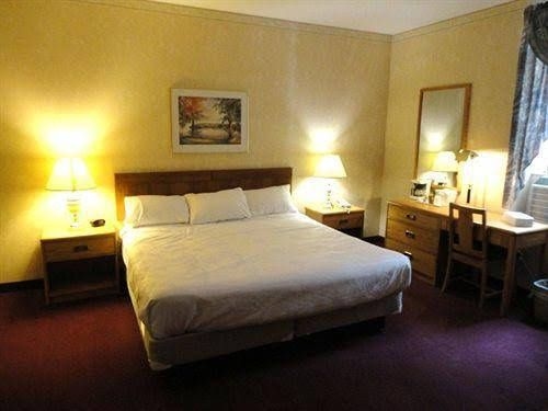 Royal Inn and Suites0