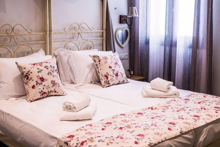 Naxos Petite Studios0