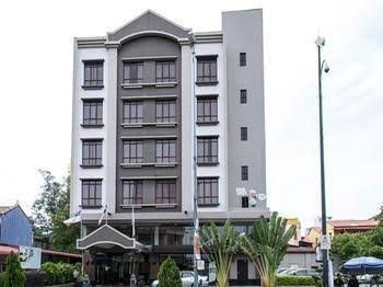 OYO Premium Jalan Bunga Raya0