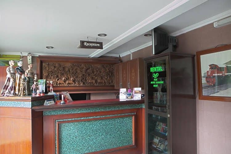 RedDoorz Near Riau Street0