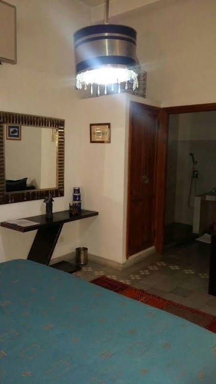Riad Azcona0