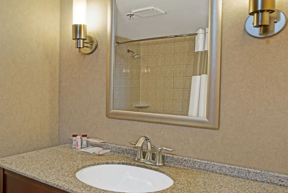 Ramada by Wyndham Niagara Falls3