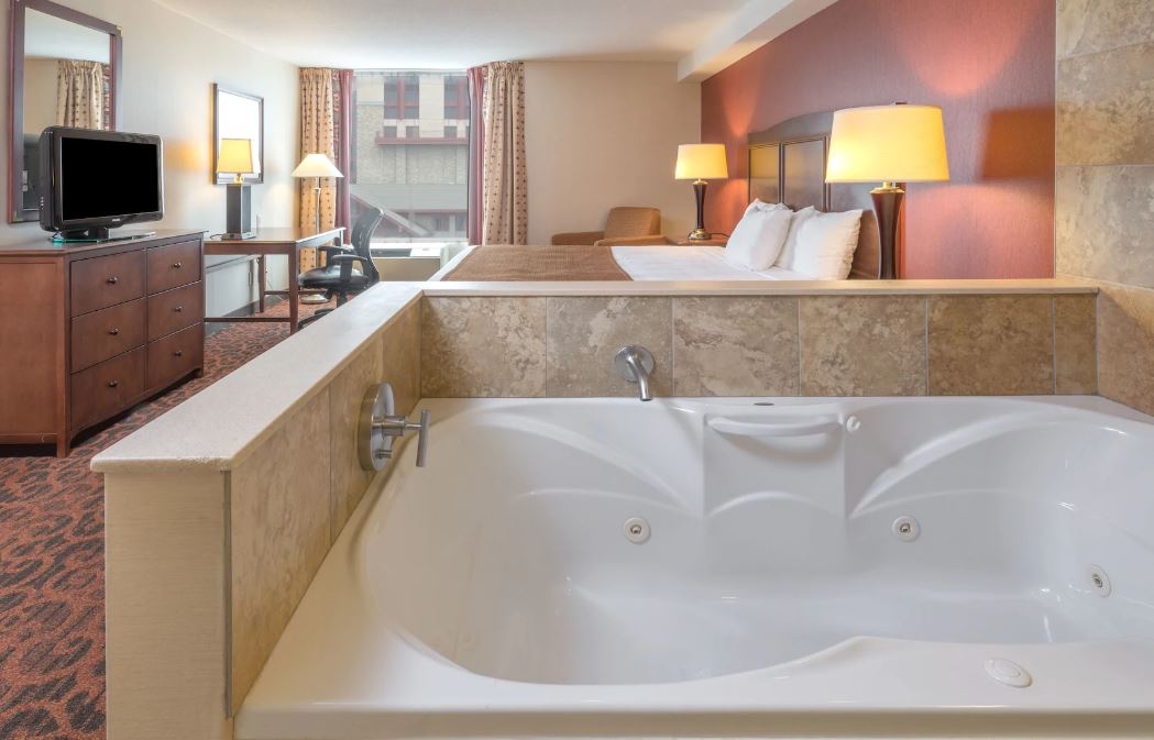 Ramada by Wyndham Niagara Falls2