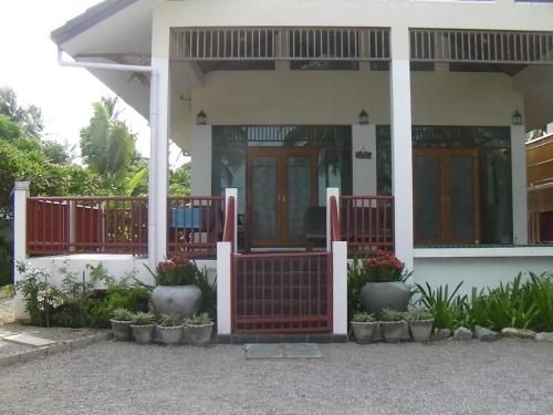 บ้านริมทะเลปราณบุรี (Pranburi Beach Front House)0
