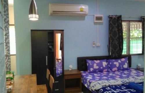Studio with aircon n kitchen0