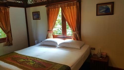 Thai style villa with private beach access (Thai Style Villa With Private Beach Access)2
