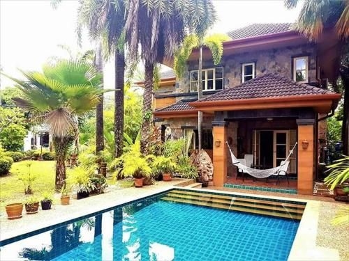 Palm Villa And Pool0