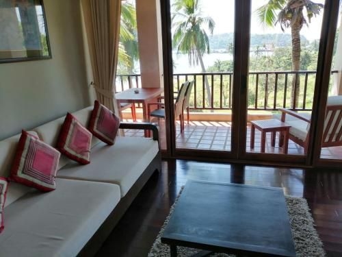 Tropical Beachside Villa - Infinity Pool0