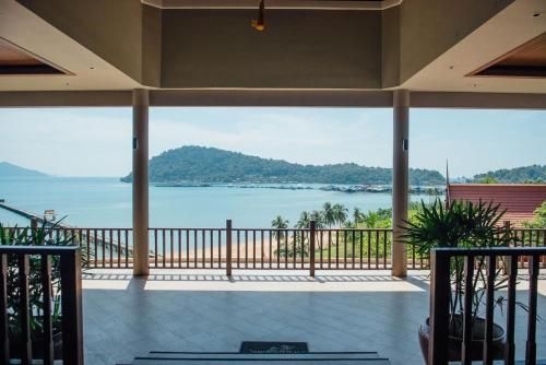 Tropical Beachside Villa - Infinity Pool1