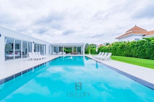 Luxury Modern 4 Bedroom Pool Villa PH1110