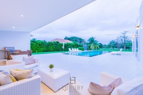 Luxury Modern 4 Bedroom Pool Villa PH1113