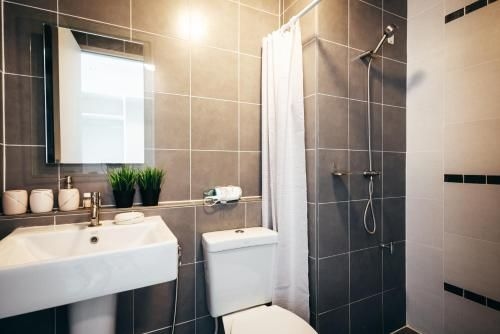 2 Bedroom 2 Bathroom Pool view by AHA1