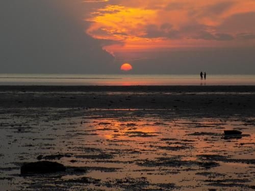 Sunset Bungalow0