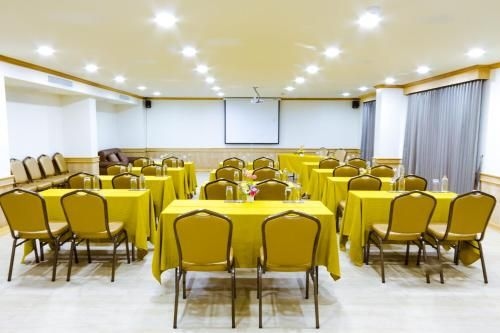 Airport Beach Hotel Phuket4