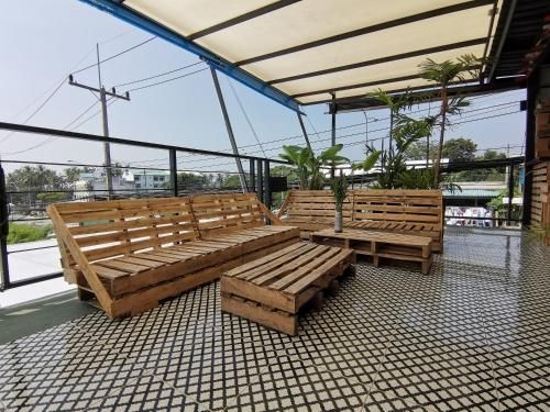 1715 เฮาส์แอนด์แคฟ รีสอร์ต (1715 House & Caff Resort)1