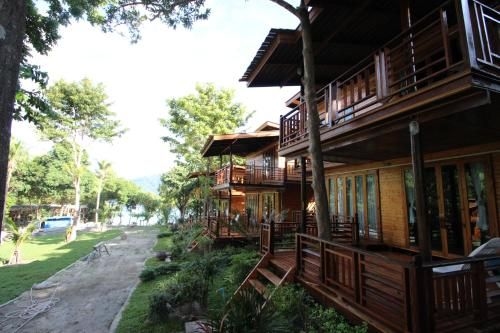 Longbay Lipe1
