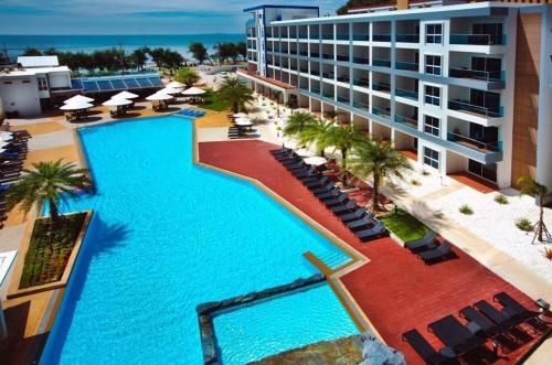 Grandblue Condominium by Jan2