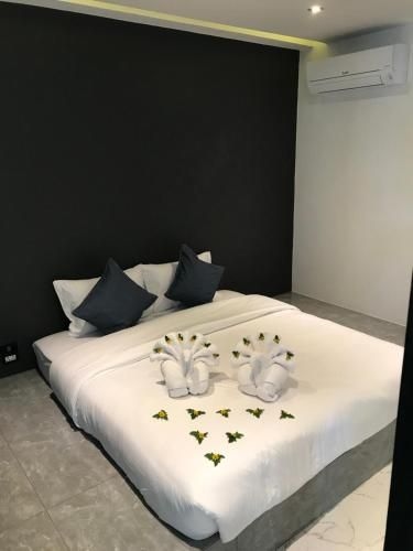 Lennon Maison1