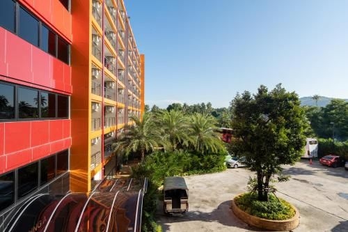 Spacious Beachfront Apartment with Pool Access4