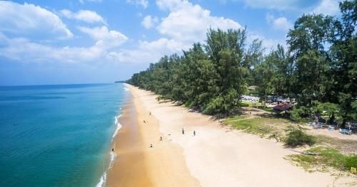 Spacious Beachfront Apartment with Pool Access1