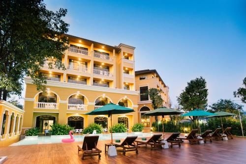 เดอะ ไพน์แอปเปิ้ล โฮเต็ล (The Pineapple Hotel)0