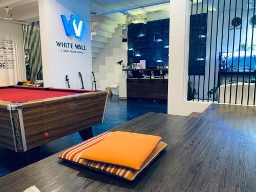 White Wall Poshtel3