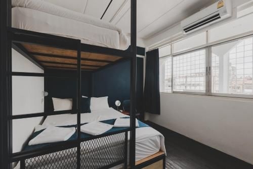 White Wall Poshtel0