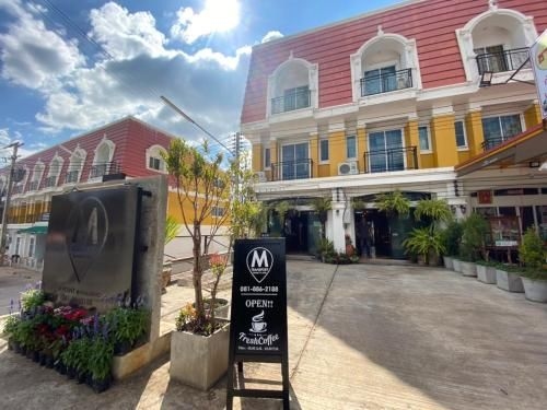 M Hostel and Cafe0